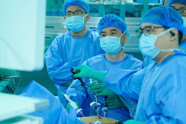  Từ Indonesia đến Việt Nam điều trị ung thư đại tràng